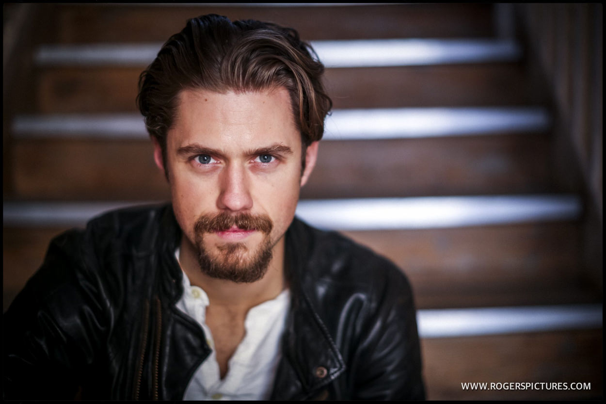 Джуд хилл. Джуд Хилл актер. Aaron Tveit Beard. Утописты.2015 актеры. Джудом Хиллом.