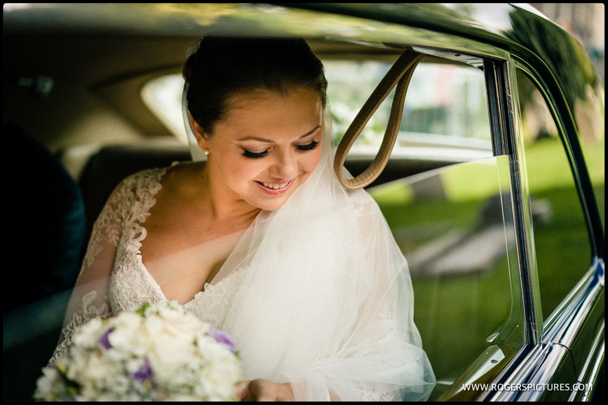 Hertfordshire Cathedral wedding bride arriving