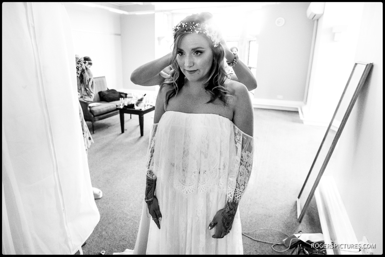 Black and white picture of a bride getting ready