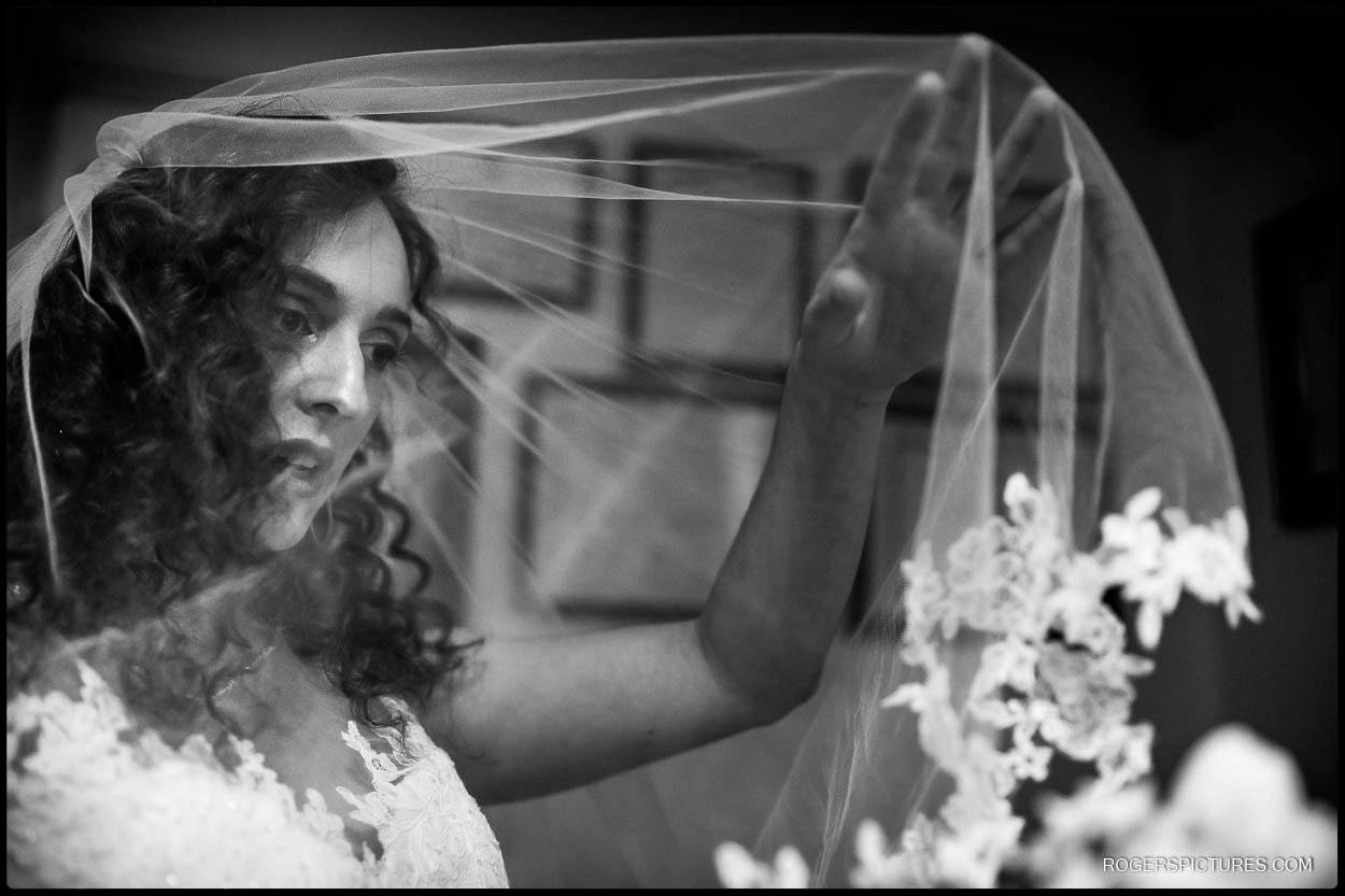 Black and white photo of bride at Hampstead Garden Suburb Synagogue