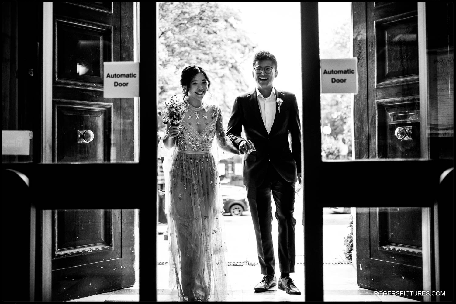 Bride and groom arrive at Islington Town Hall